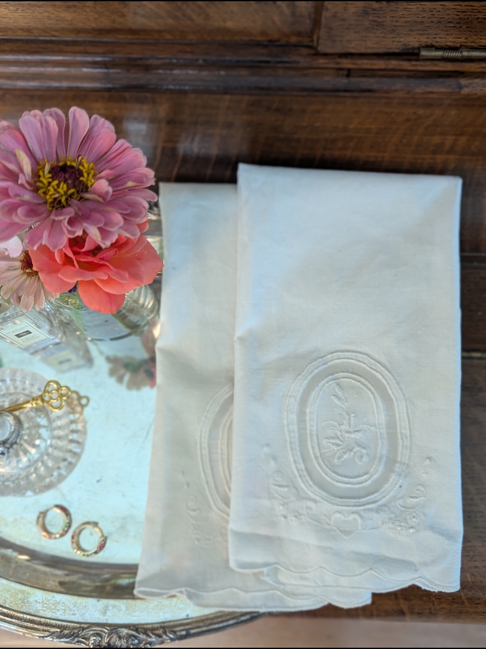 Madeira White Linen Guest Towels Set of 2 Embroidered Medallion Scalloped VTG - Picture 8 of 10